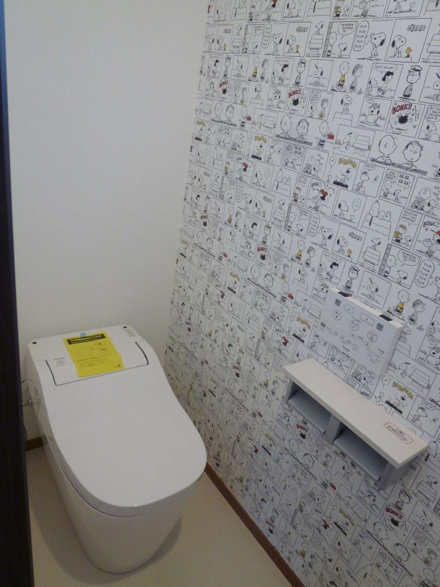 2階トイレ：1階と同様タンクレストイレで空間をすっきり。 壁紙はお気に入りのスヌーピーで。
