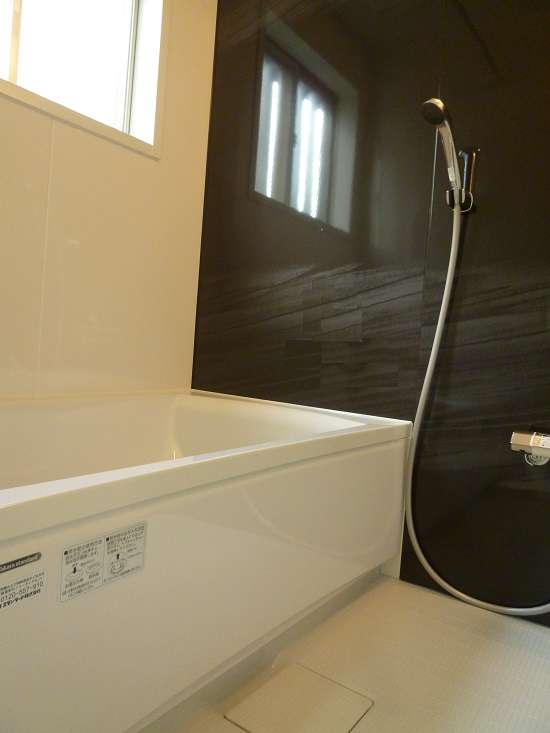 【浴室】タカラスタンダードのユニットバスを採用しました。お掃除しやすいホーローパネルが特徴です。